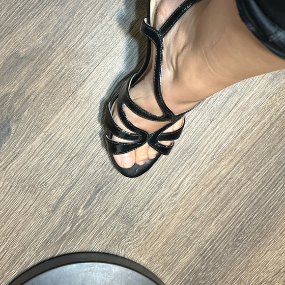 Sexy Tahari Black strapy Patent Heels size 8.5 - Picture 5 of 12